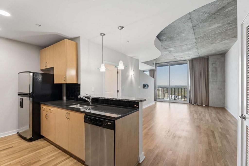 Image 12 of property listing at 400 W Peachtree Street NW 3115, Atlanta, GA 30308