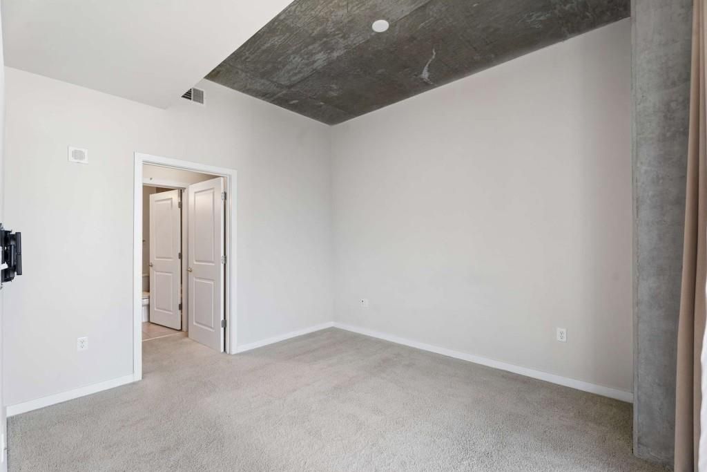 Image 16 of property listing at 400 W Peachtree Street NW 3115, Atlanta, GA 30308