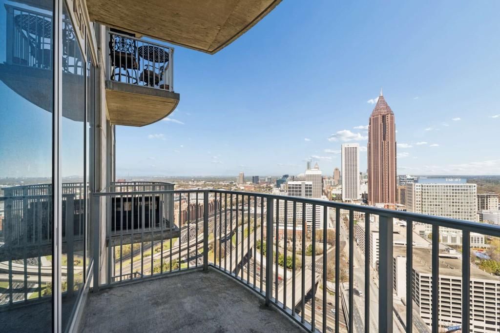 Image 23 of property listing at 400 W Peachtree Street NW 3115, Atlanta, GA 30308