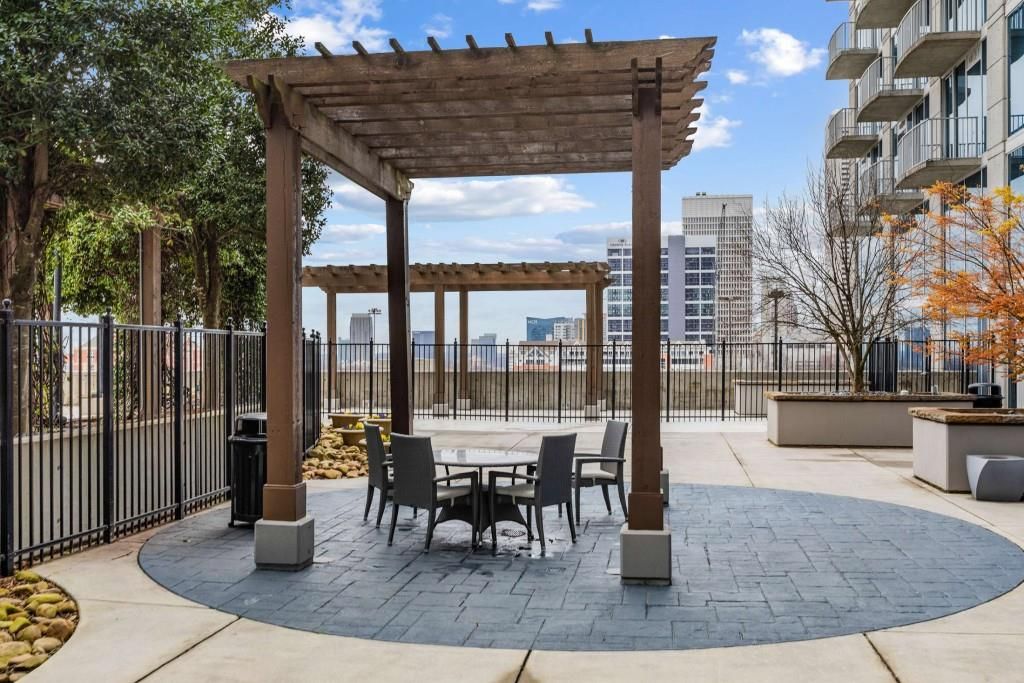 Image 42 of property listing at 400 W Peachtree Street NW 3115, Atlanta, GA 30308