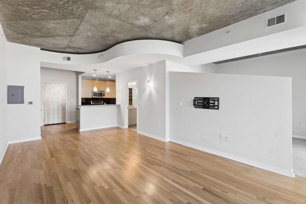 Image 8 of property listing at 400 W Peachtree Street NW 3115, Atlanta, GA 30308