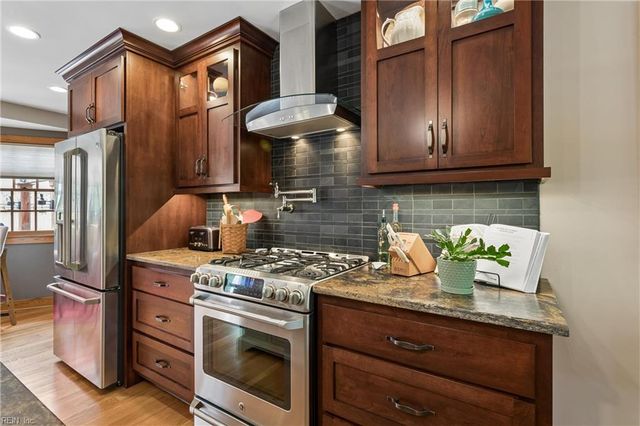 125 River Point DR, Yorktown, VA 23693