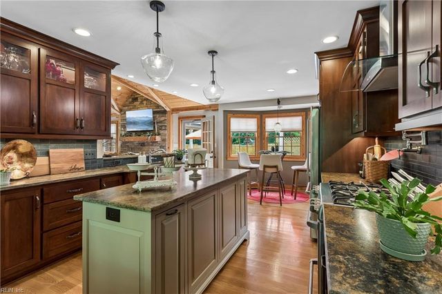 125 River Point DR, Yorktown, VA 23693