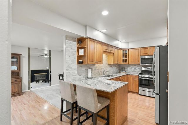 1225 Meadowood Drive, Waterford, MI 48327
