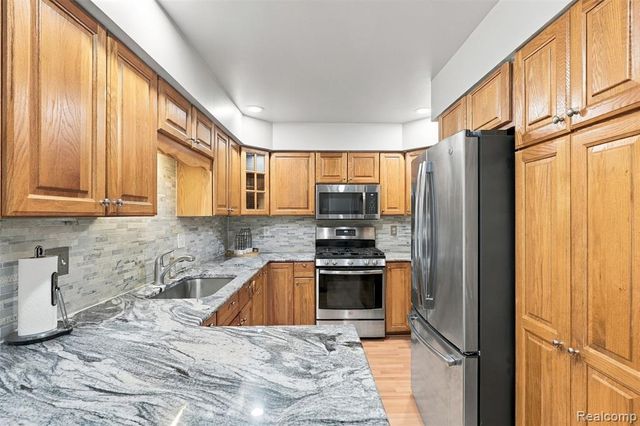 1225 Meadowood Drive, Waterford, MI 48327