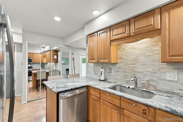 1225 Meadowood Drive, Waterford, MI 48327