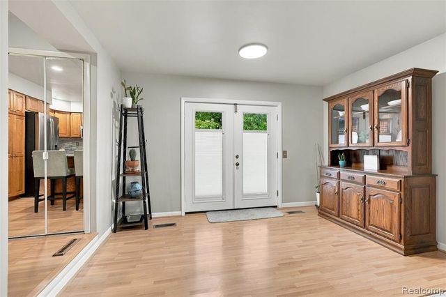 1225 Meadowood Drive, Waterford, MI 48327