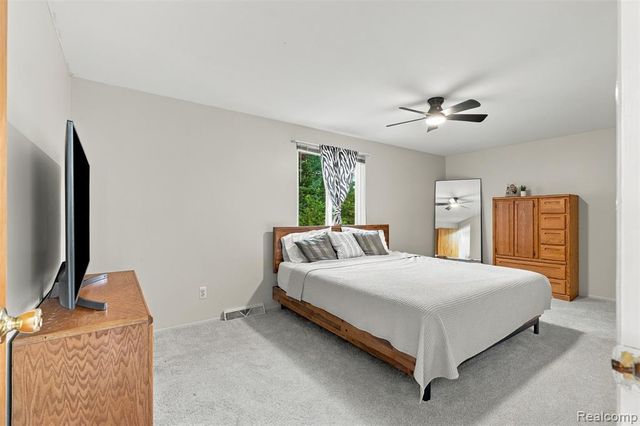 1225 Meadowood Drive, Waterford, MI 48327