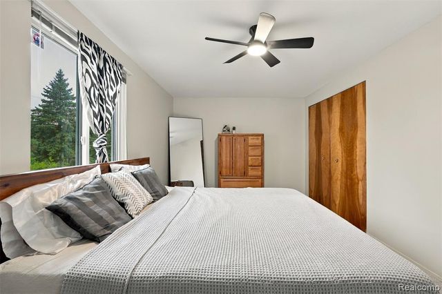 1225 Meadowood Drive, Waterford, MI 48327