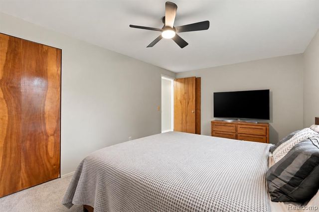 1225 Meadowood Drive, Waterford, MI 48327