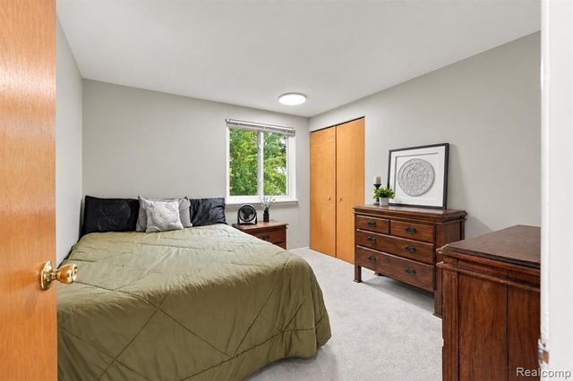 1225 Meadowood Drive, Waterford, MI 48327