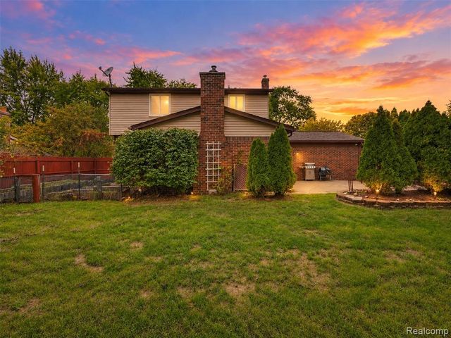 1225 Meadowood Drive, Waterford, MI 48327