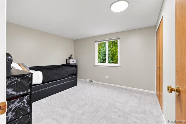 1225 Meadowood Drive, Waterford, MI 48327