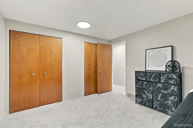 1225 Meadowood Drive, Waterford, MI 48327