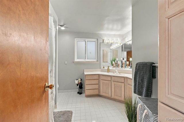 1225 Meadowood Drive, Waterford, MI 48327