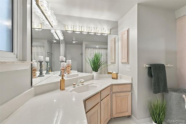 1225 Meadowood Drive, Waterford, MI 48327