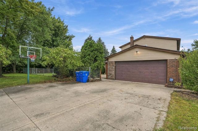 1225 Meadowood Drive, Waterford, MI 48327