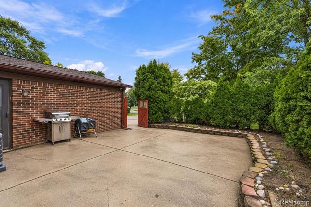 1225 Meadowood Drive, Waterford, MI 48327