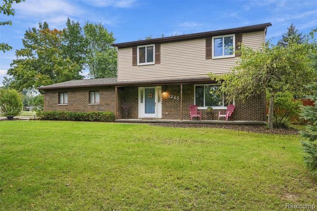 1225 Meadowood Drive, Waterford, MI 48327