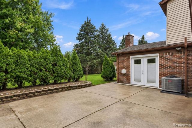 1225 Meadowood Drive, Waterford, MI 48327