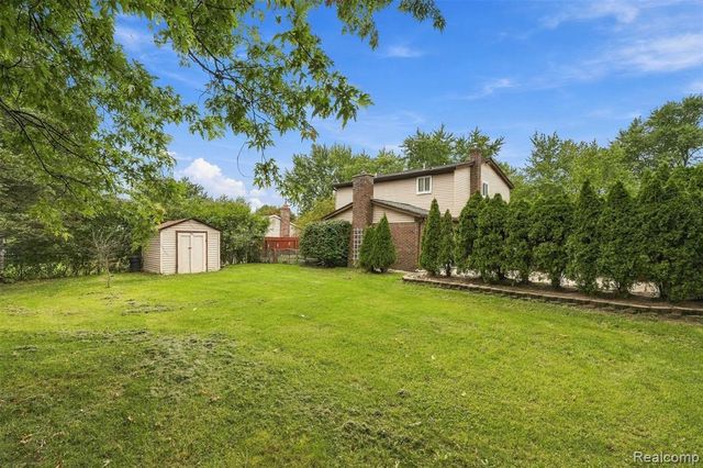 1225 Meadowood Drive, Waterford, MI 48327