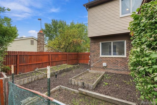 1225 Meadowood Drive, Waterford, MI 48327