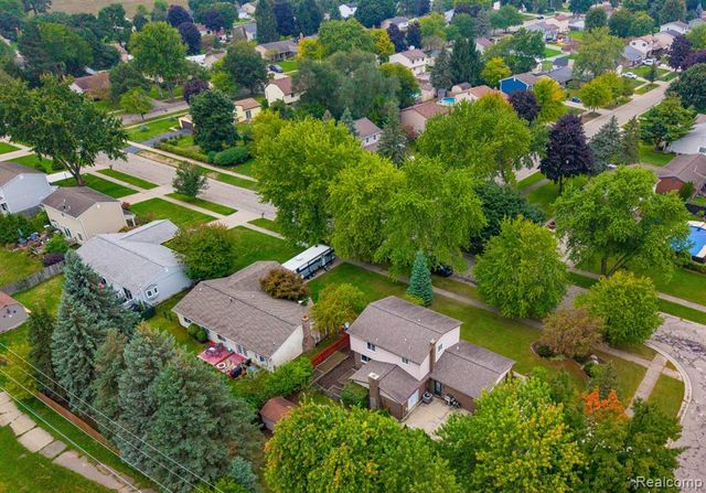 1225 Meadowood Drive, Waterford, MI 48327