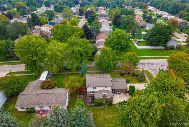 1225 Meadowood Drive, Waterford, MI 48327