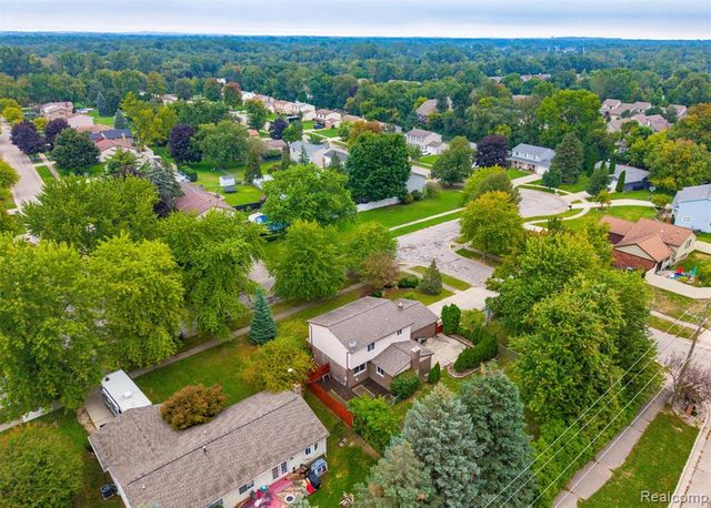 1225 Meadowood Drive, Waterford, MI 48327