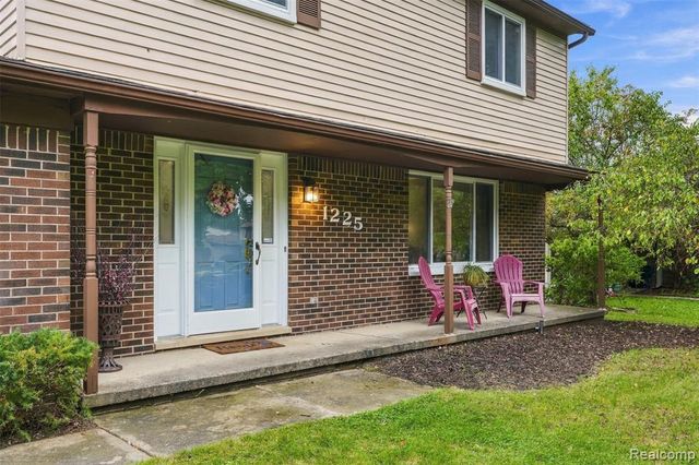 1225 Meadowood Drive, Waterford, MI 48327