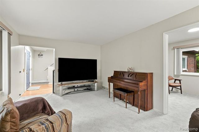 1225 Meadowood Drive, Waterford, MI 48327