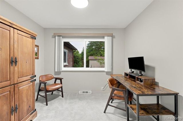 1225 Meadowood Drive, Waterford, MI 48327
