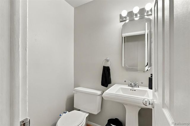1225 Meadowood Drive, Waterford, MI 48327