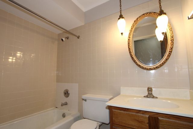 297 Gregory Street 11, Aurora, IL 60504