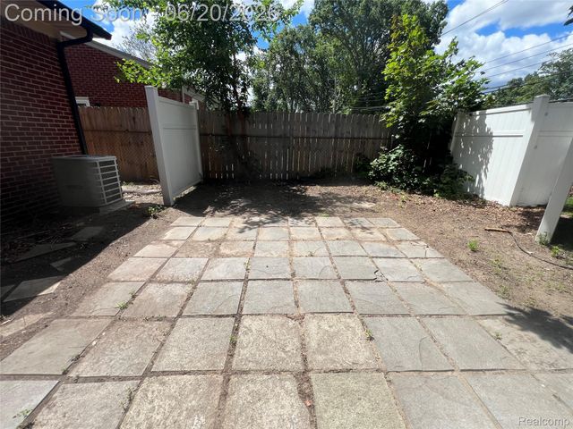 28215 Couzens Avenue, Madison Heights, MI 48071