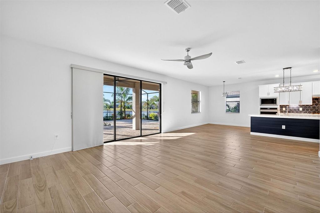 Image 16 of property listing at 4852 COASTAL DAYS LANE, Bradenton, FL 34211