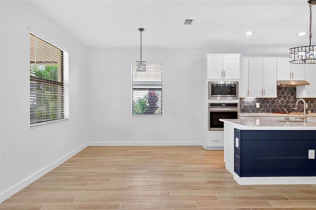 Image 20 of property listing at 4852 COASTAL DAYS LANE, Bradenton, FL 34211