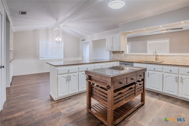 303 Turtle Rock Drive, Victoria, TX 77904