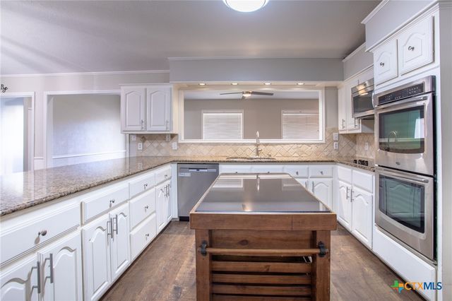 303 Turtle Rock Drive, Victoria, TX 77904