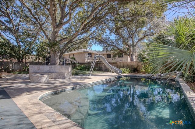 303 Turtle Rock Drive, Victoria, TX 77904