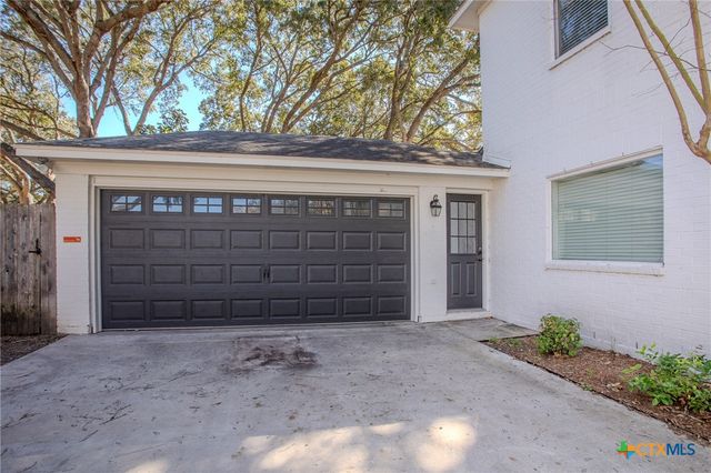 303 Turtle Rock Drive, Victoria, TX 77904