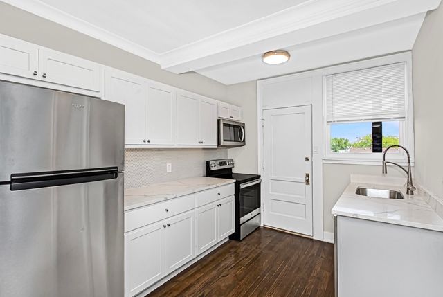 5004 W Newport Avenue 3E, Chicago, IL 60641