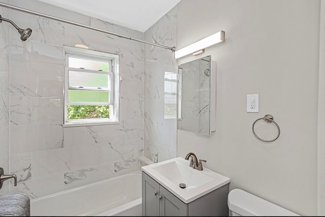 5004 W Newport Avenue 3E, Chicago, IL 60641