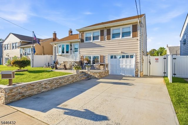 8 Oak St, Carteret Boro, NJ 07008