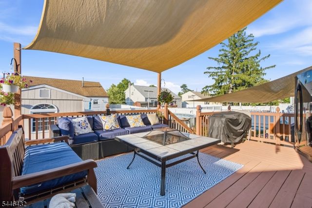 8 Oak St, Carteret Boro, NJ 07008