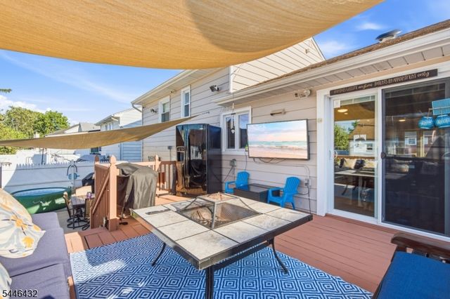 8 Oak St, Carteret Boro, NJ 07008