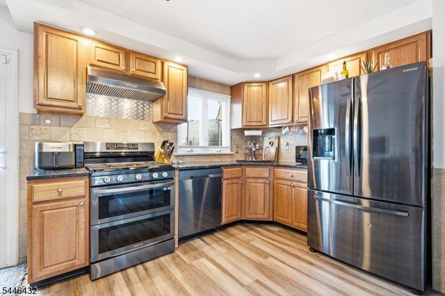 8 Oak St, Carteret Boro, NJ 07008