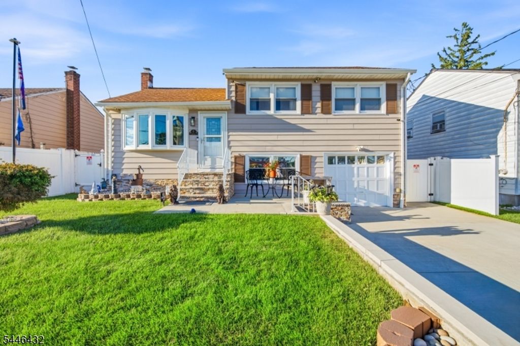 8 Oak St, Carteret Boro, NJ 07008