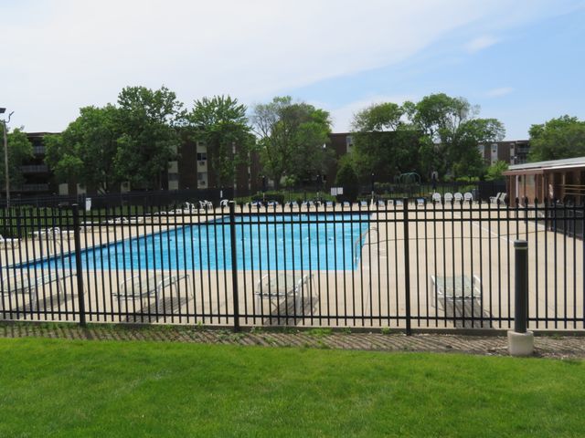 1311 S Finley Road 118, Lombard, IL 60148
