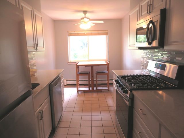 1311 S Finley Road 118, Lombard, IL 60148
